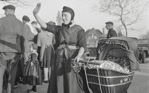 Een Staphorster vrouw groet de Canadezen tijdens de bevrijding in 1945.