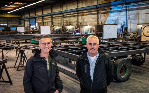 Anton Meurs (links) en Wim Steenbergen in de productiehal in Meppel. 