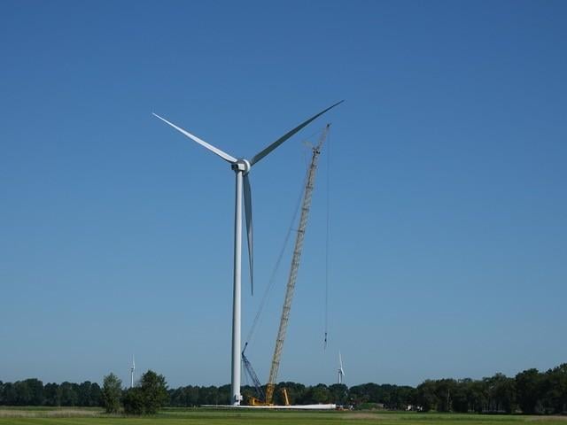Verbrande windturbine aan de Ebbenweg in Nieuwleusen draait over een maand weer