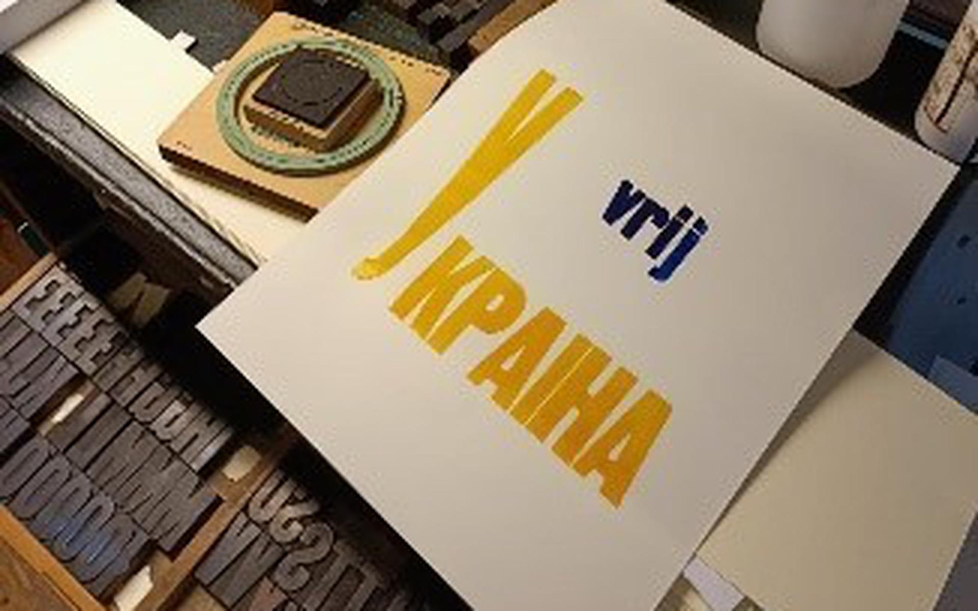 De leerlingen drukten 'Vrij Oekraïne' op het papier.