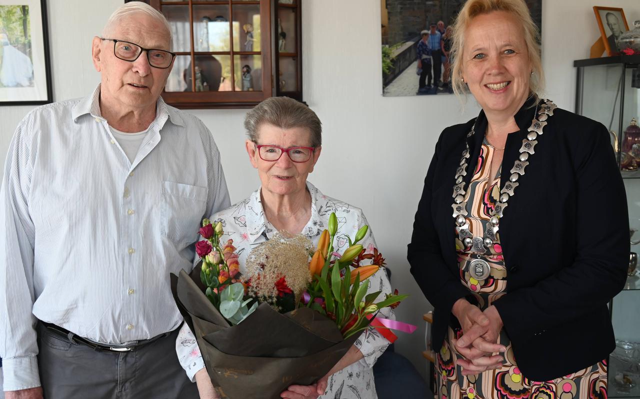 Dirk en Riet Alders met burgemeester Inge Nieuwenhuizen, die een mooie bos bloemen kwam brengen.