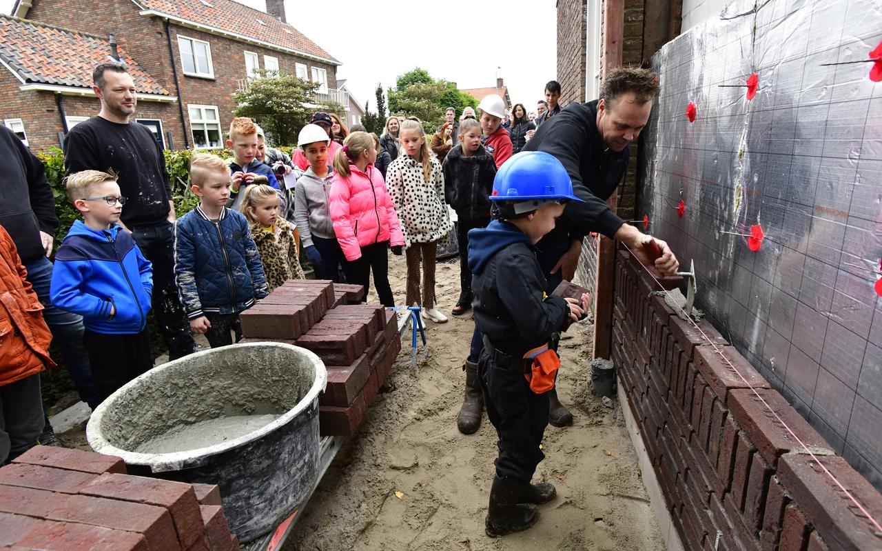 Aan de jeugd van de kerkelijke gemeente de eer om de eerste stenen in te metselen. Aan de jeugd van de kerkelijke gemeente de eer om de eerste stenen in te metselen.