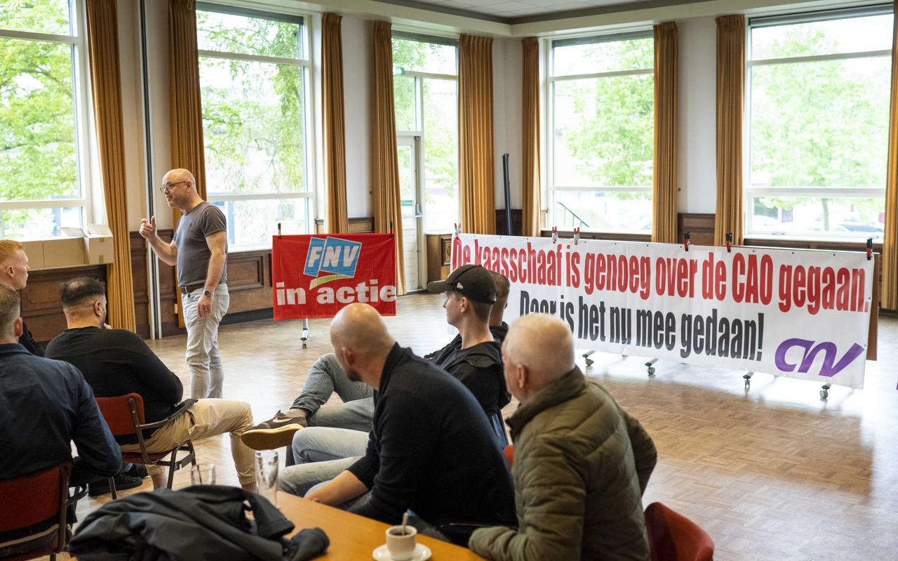 Ron Vos van de vakbond FNV spreekt medewerkers van De Kievit in Meppel toe. Ron Vos van de vakbond FNV spreekt medewerkers van De Kievit in Meppel toe.