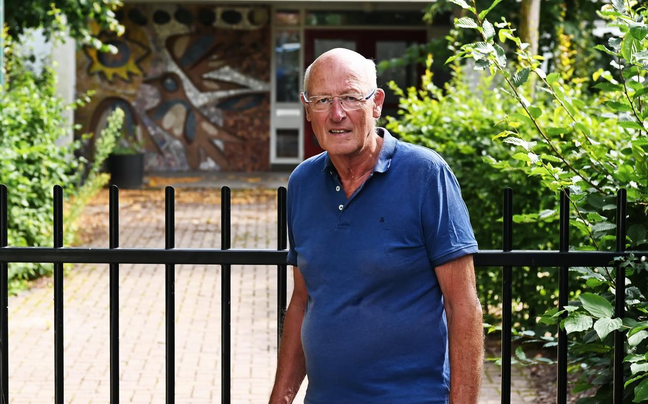Jaap Klinkers met op de achtergrond een mozaïek op de gevel van de W.F. Jonkmanschool. Jaap Klinkers met op de achtergrond een mozaïek op de gevel van de W.F. Jonkmanschool.