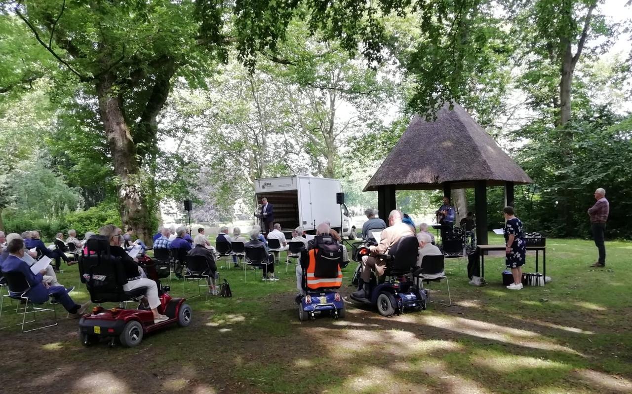 De Vrije Evangelische Gemeente hield dienst in het Wilhelminapark al eerder. De Vrije Evangelische Gemeente hield dienst in het Wilhelminapark al eerder.