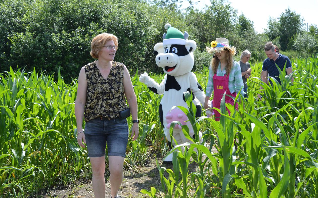 Eigenaar Lydia van der Linde gaat voor in het net weer geopend maïsdoolhof.  Ze wordt op de voet gevolgd door Lisa en Loetje.