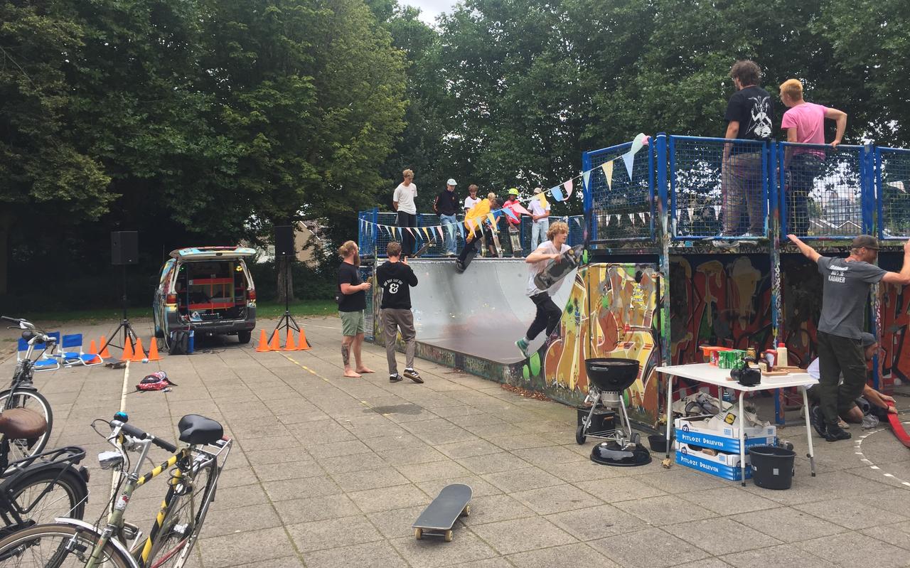 De Meppeler Skate Vereniging houdt een gezellig middagje op het skatepark Hesselingen: een barbecue, gezellig samenkomen en vooral skateboarden. De Meppeler Skate Vereniging houdt een gezellig middagje op het skatepark Hesselingen: een barbecue, gezellig samenkomen en vooral skateboarden.