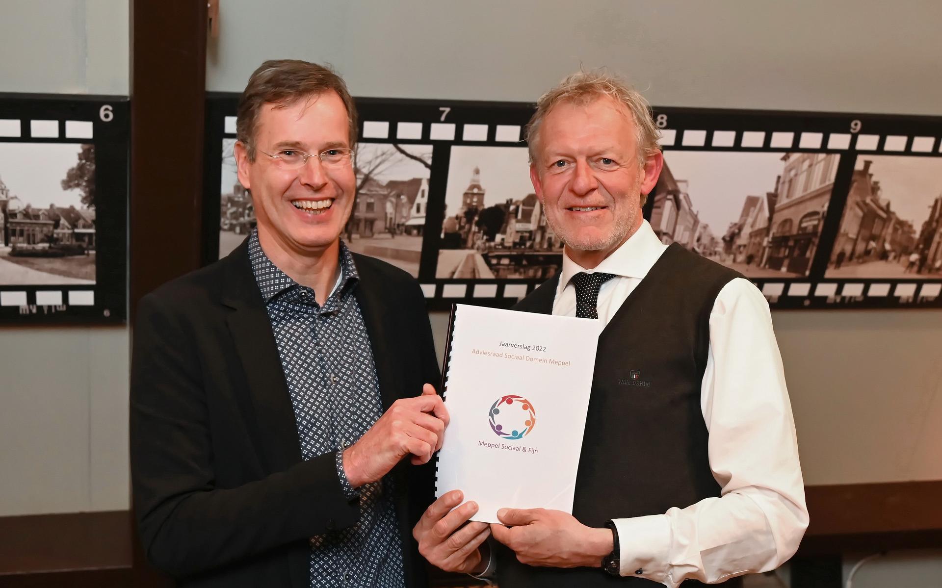 Wethouder Klaas de Vries neemt jet jaarverslag in ontvangst.