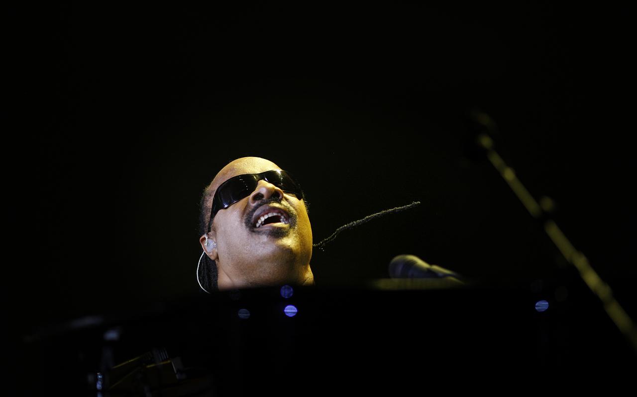 De Amerikaanse soullegende Stevie Wonder tijdens een concert in 2008 in Rotterdam. 
