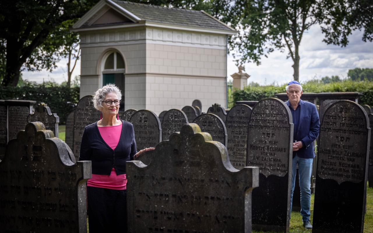 Elsbeth van der Horst en Nico Sieffers op de Joodse begraafplaats. Elsbeth van der Horst en Nico Sieffers op de Joodse begraafplaats.