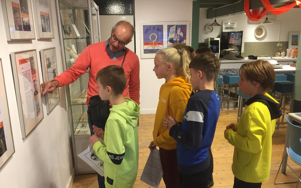 Scholieren luisteren naar voorzitter Stein van Ittersum van het Drukkerijmuseum. Scholieren luisteren naar voorzitter Stein van Ittersum van het Drukkerijmuseum.