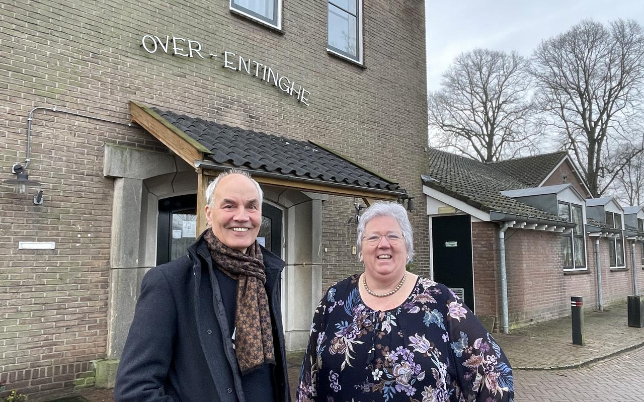 Leo Kochen en Jannie Dekker voor de entree van dorpshuis Over Entinghe in Dwingeloo. 