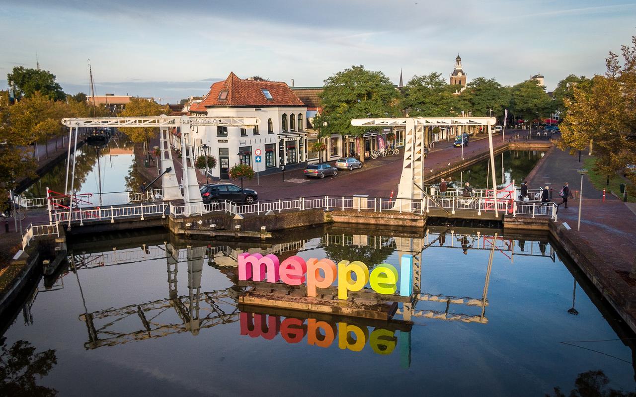 De letters Meppel in regenboogkleuren in de gracht. De letters Meppel in regenboogkleuren in de gracht.