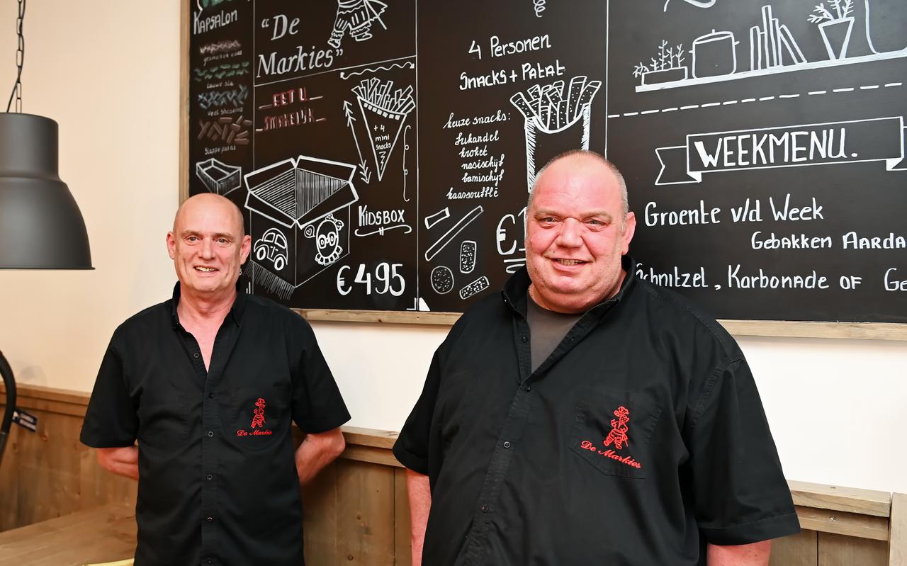 Rudie Holterman (rechts) en Peter Schimmel runnen samen al 35 jaar verschillende cafetaria's. 