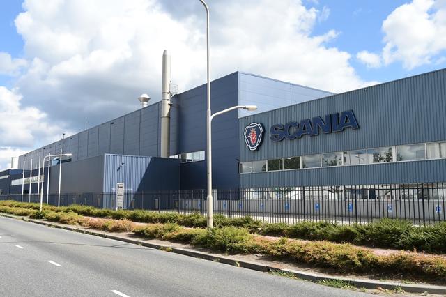 Industrieweg in Meppel tijdelijk afgesloten voor hijswerkzaamheden bij Scania