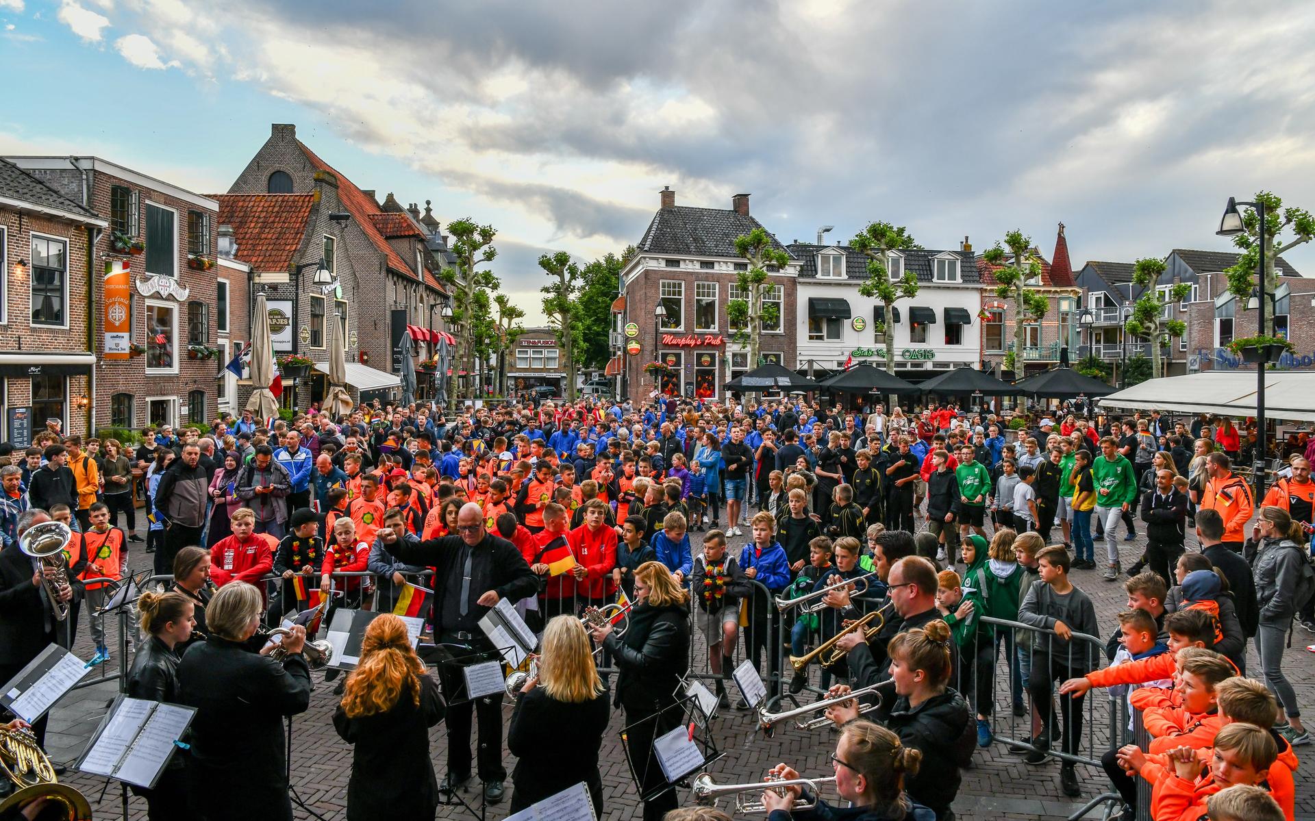 Zondag 9 juni 2019: momentopname van de sluitingsceremonie van het toernooi om de Drenthe Cup, op het Meppeler Kerkplein.