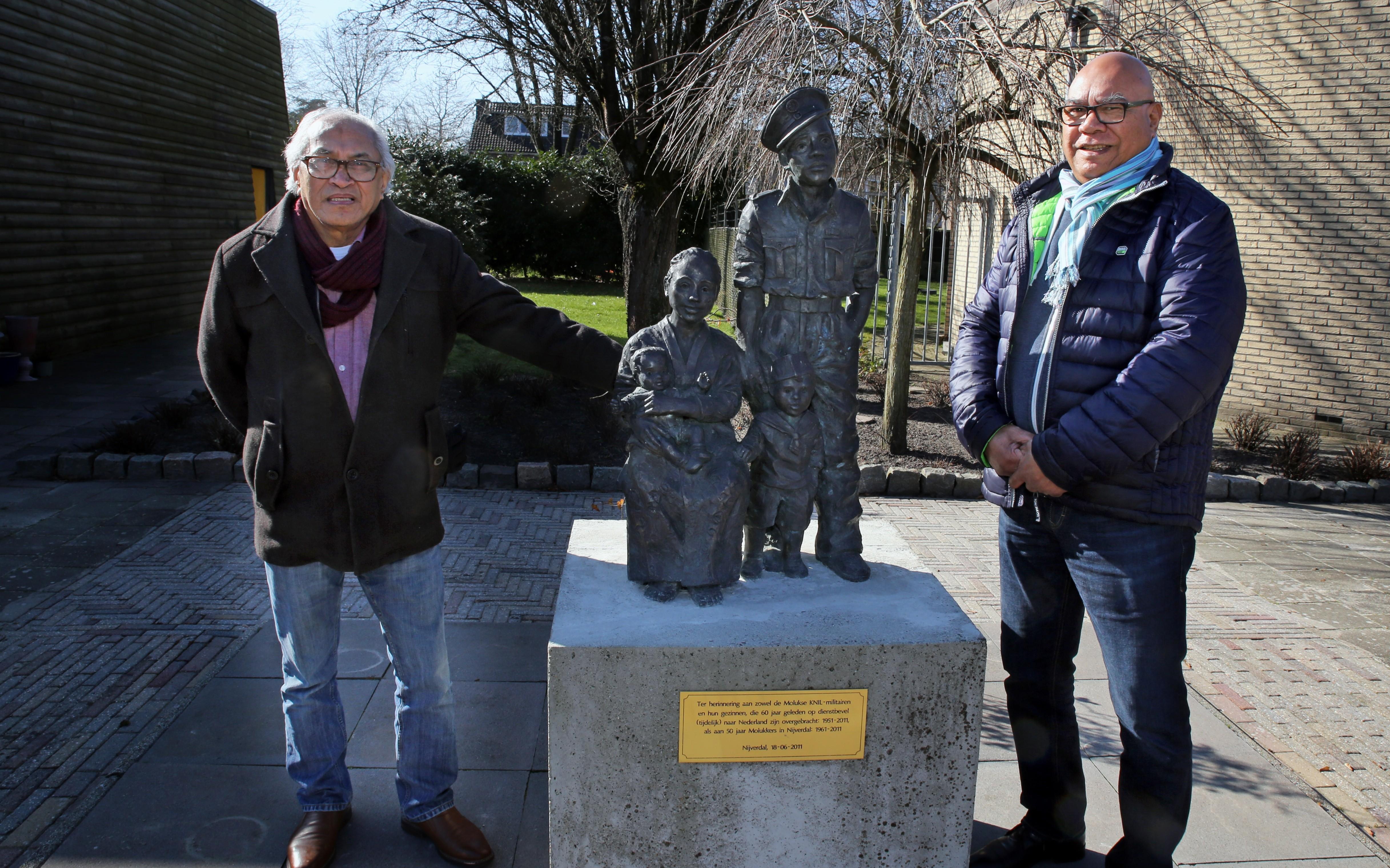 Wim Latupeirissa (l) en Paul Salakory, penningmeester en voorzitter van de Stichting 70 Jaar Molukkers in Overijssel. Wim groeide op in Rouveen. Wim Latupeirissa (l) en Paul Salakory, penningmeester en voorzitter van de Stichting 70 Jaar Molukkers in Overijssel. Wim groeide op in Rouveen.
