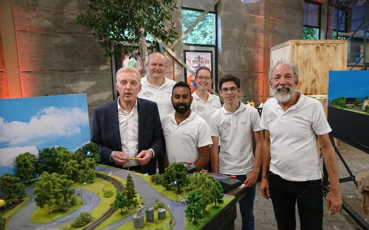 Simone Pleizier wordt omringd door haar andere teamgenoten. Links presentator André van Duin. Simone Pleizier wordt omringd door haar andere teamgenoten. Links presentator André van Duin.
