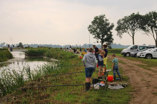 Jonge vissers uit Staphorst hengelen voor Malawi