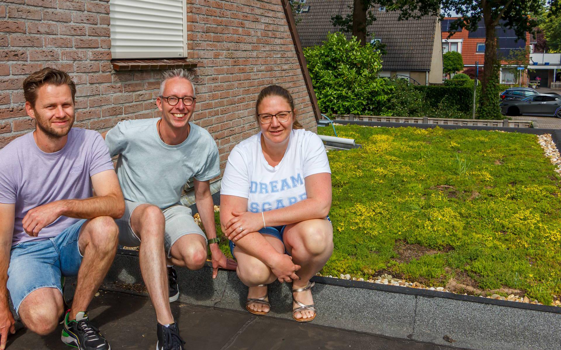 De bewoners Marten Postma, Martijn Plas en Willemijn Gortworst zij zeer te spreken over hun sedumdak.