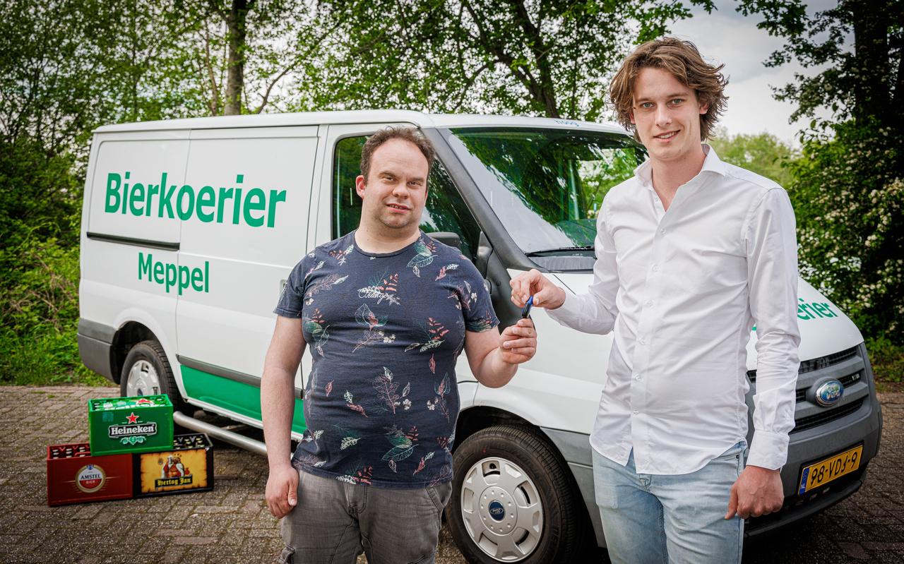 Thijs (r) overhandigt de sleutels van de Bierkoerier aan Nick. Thijs (r) overhandigt de sleutels van de Bierkoerier aan Nick.