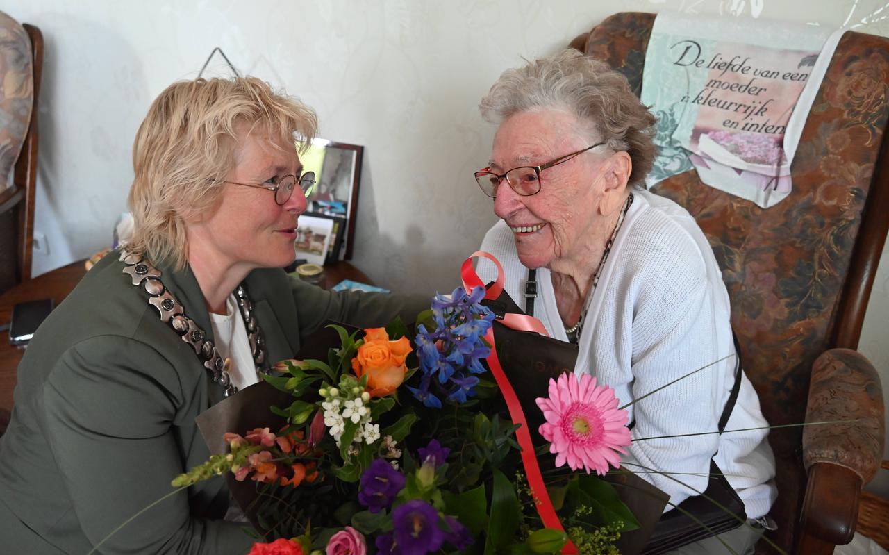 Locoburgemeester Gerrie Hempen feliciteert de 105-jarige Truida Schonewille uit Kerkenveld met haar verjaardag.