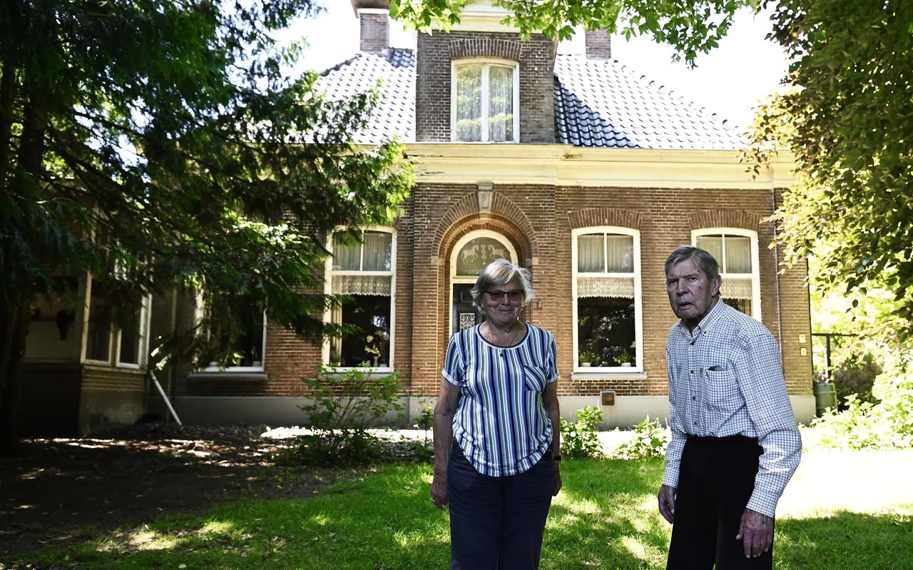 Jan en Greta Robaard in de tuin van de boerderij aan de Blankensteinweg. Jan en Greta Robaard in de tuin van de boerderij aan de Blankensteinweg.