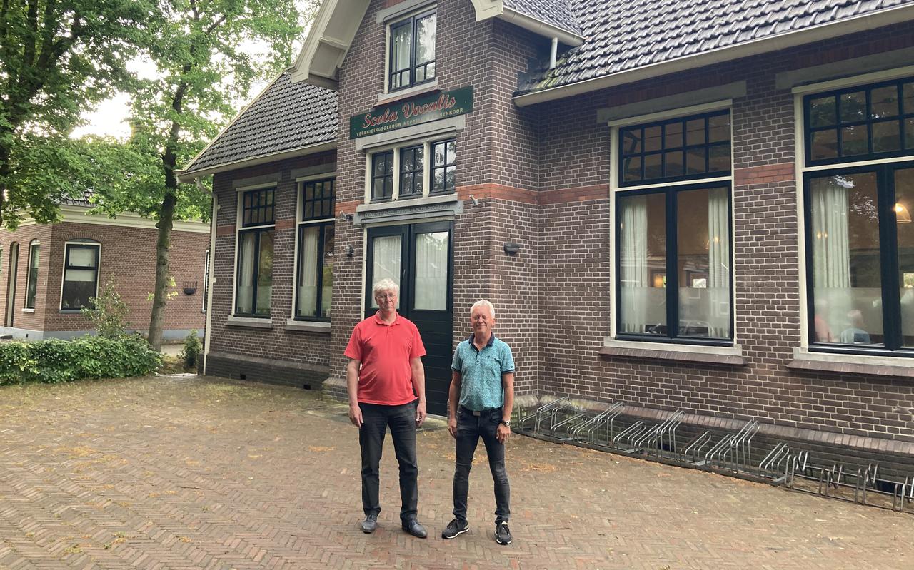 Bert Robbe (l) en Adri Lugtmeier van het Meppeler Mannenkoor verkopen de oude Oosterboerschool.