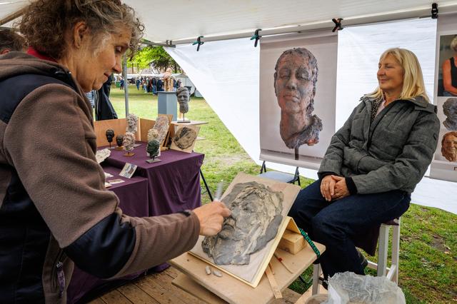 Dwingeloo trekt 6000 bezoekers naar grootste keramiekmarkt van Noord-Nederland. Keramiste Evelien (6