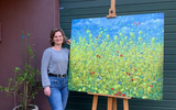 Ala Khonikava met haar schilderij Happy Ukraine.