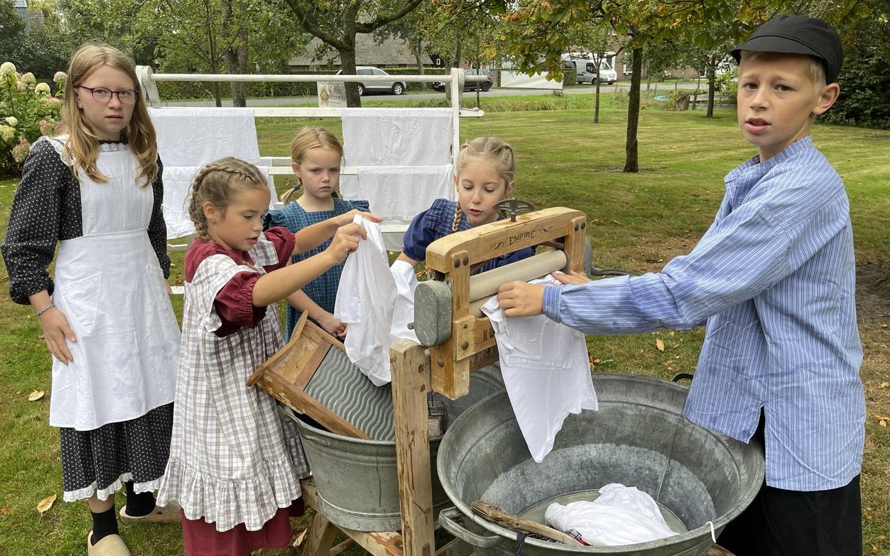 Terug naar 1920, waar kinderen op De Karstenhoeve keurig de was doen. Terug naar 1920, waar kinderen op De Karstenhoeve keurig de was doen.