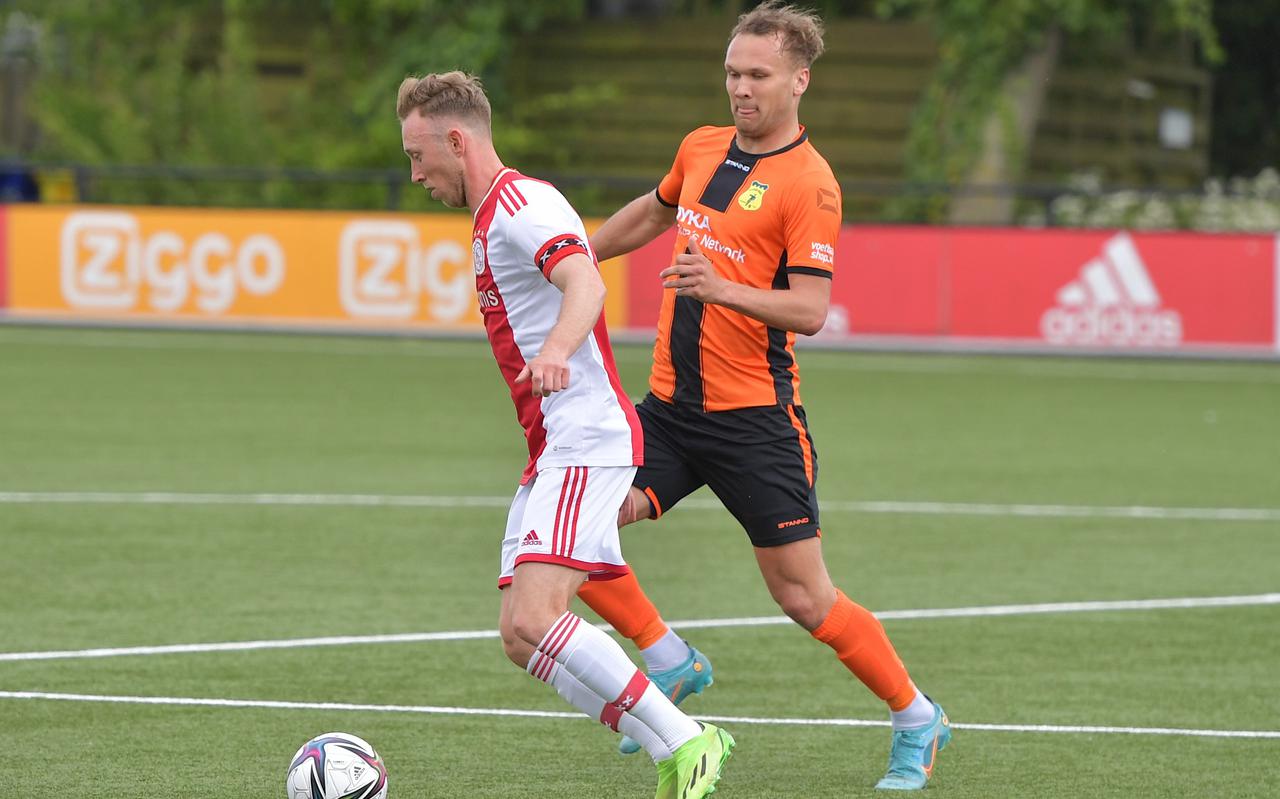 Matchwinnaar Davy Kuurman zet Ajax-aanvoerder Dico Koppers onder druk.