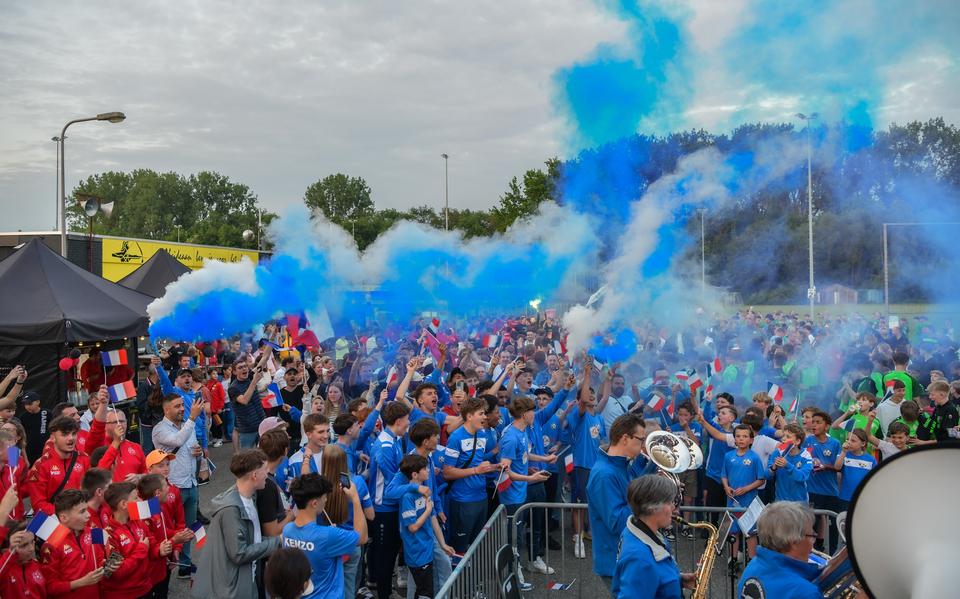 De officiële opening van het 35ste toernooi om de Drenthe Cup vond vrijdagavond op sportpark Ezinge plaats. 
