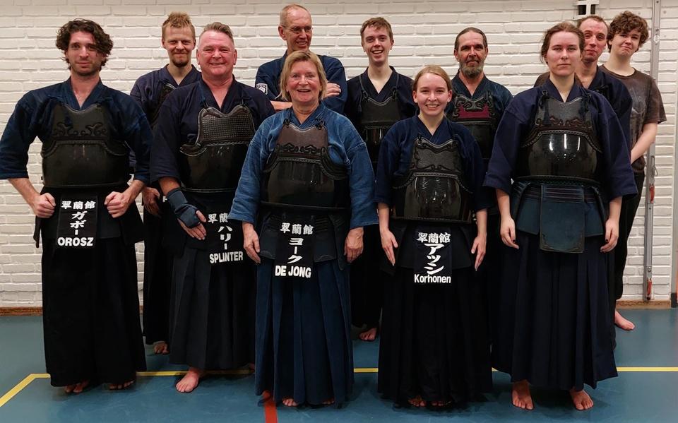 In Leiden wordt komend weekend het Europees kampioenschap kendo gehouden. Namens Suirankan uit Meppel zijn meerdere leden aanwezig om als vrijwilliger alles in goede banen te leiden. Midden vooraan: Joke de Jong.