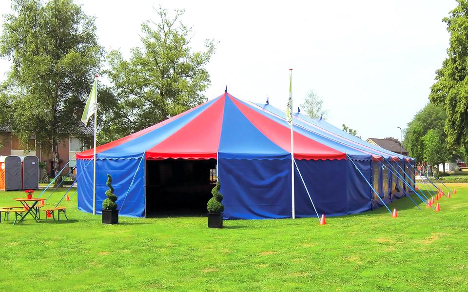 De rood-blauwe, circusachtige tent van het Nederlands Bijbelstudie Centrum. 