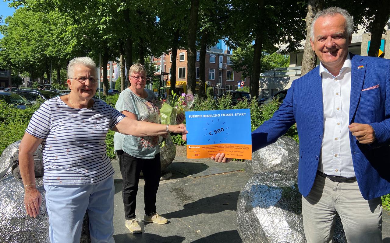 Ebel Soer - Schipper (links) en Siepie Siezema (midden) van Vrouwen van Nu Meppel ontvangen uit handen van wethouder Henk ten Hulscher de eerste cheque.