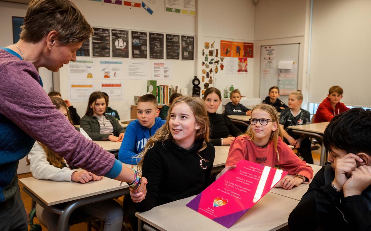 Floor reageert verrast als ze de gedichtenwedstrijd heeft gewonnen. Floor reageert verrast als ze de gedichtenwedstrijd heeft gewonnen.