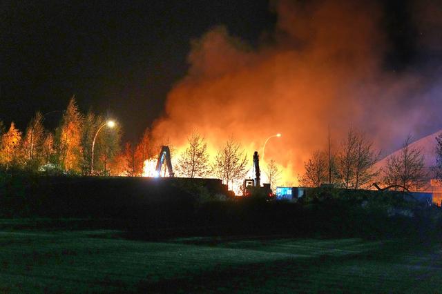 Brandweer heeft de handen vol aan een grote vuurzee bij een bedrijf in het buitengebied (Beunteweg) 