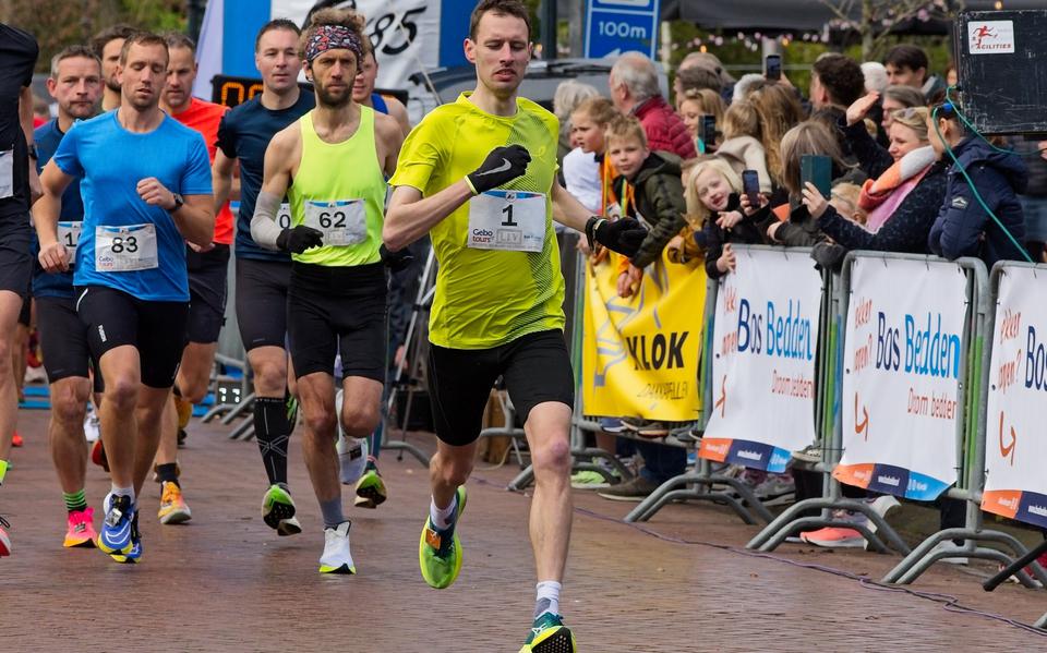 Danny Koppelman neemt vanaf de start de leiding op de LIV Halve Marathon.
