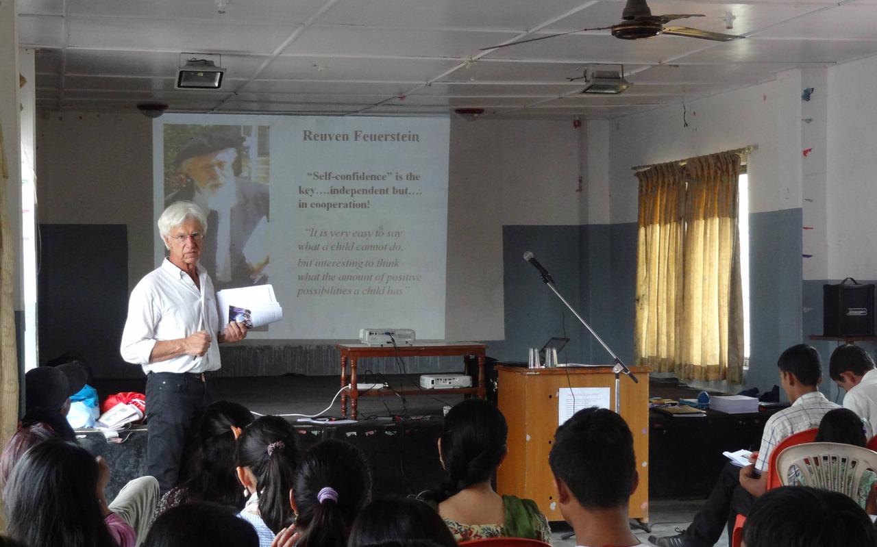 Theo Hulshof tijdens een lezing in Nepal, een paar jaar geleden. Hij onderhoudt nu vooral contact via de digitale snelweg.