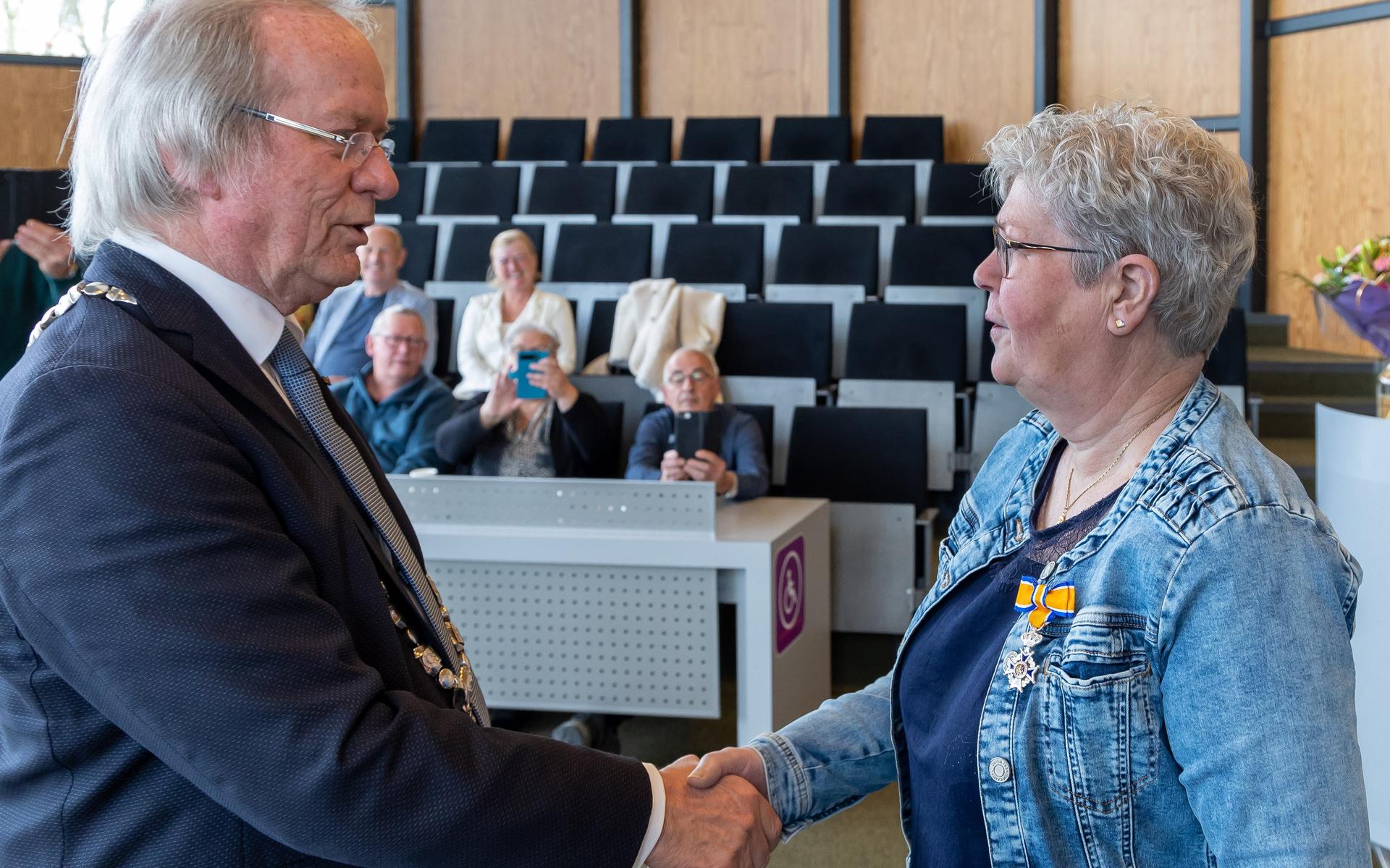 Burgemeester Rikus Jager feliciteert Berta Haandrikman met de onderscheiding.