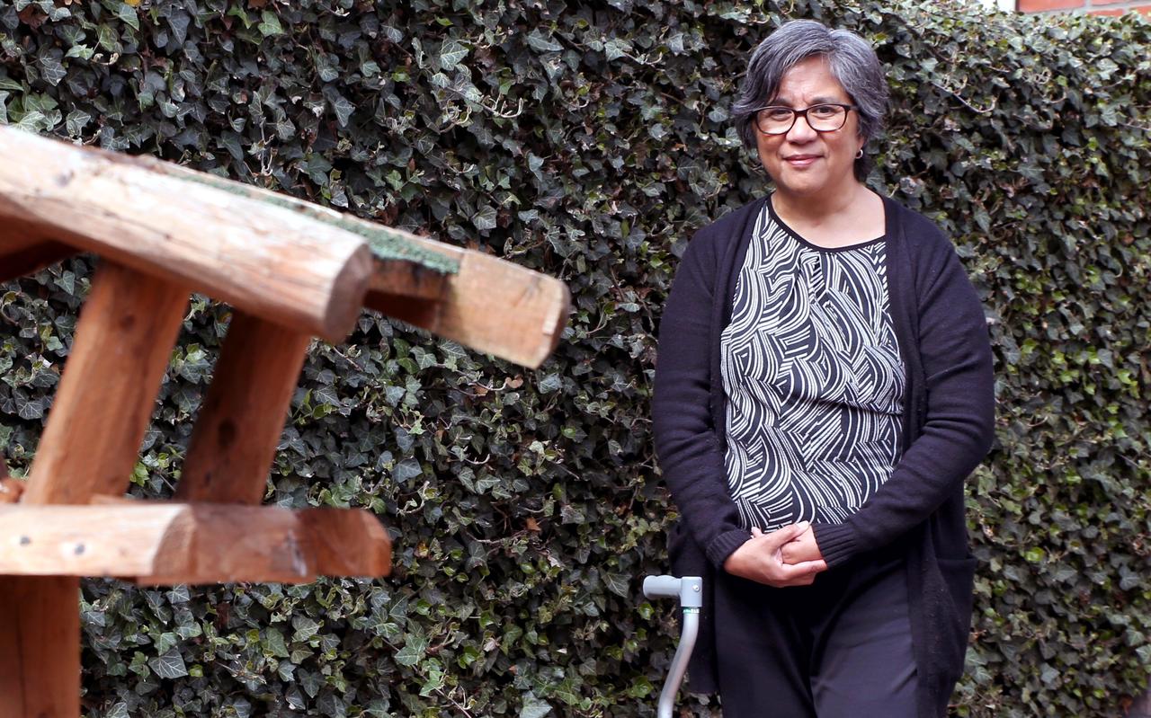 Mandy Talahatu kreeg twee jaar geleden een hersenbloeding. Ze is erg blij dat ze gebruik kan maken van de vrijwillige thuiszorg van Carinova. Mandy Talahatu kreeg twee jaar geleden een hersenbloeding. Ze is erg blij dat ze gebruik kan maken van de vrijwillige thuiszorg van Carinova.