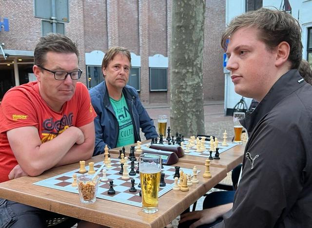 Een hele zomer schaken in hartje Meppel: ‘Meedoen is laagdrempelig’