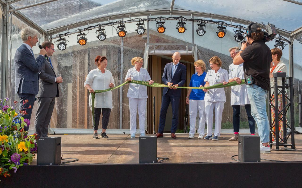 Ernst Kuipers (midden) verricht de opening van het Isala-ziekenhuis in Meppel.