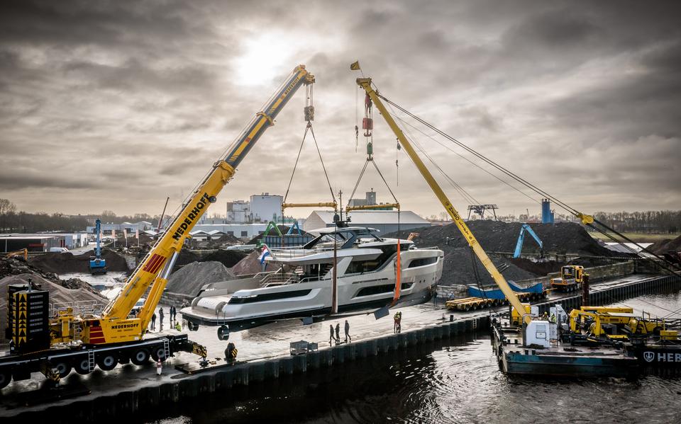 Superjacht met zwembad en zeven slaapkamers te water in haven Meppel. 
