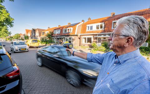 Volgens de inwoners zorgen de hoge snelheden voor onveilige situaties. Onlangs was er een actie van Veilig Verkeer Nederland in de straat waar met een lasergun snelheidscontroles werden gehouden.