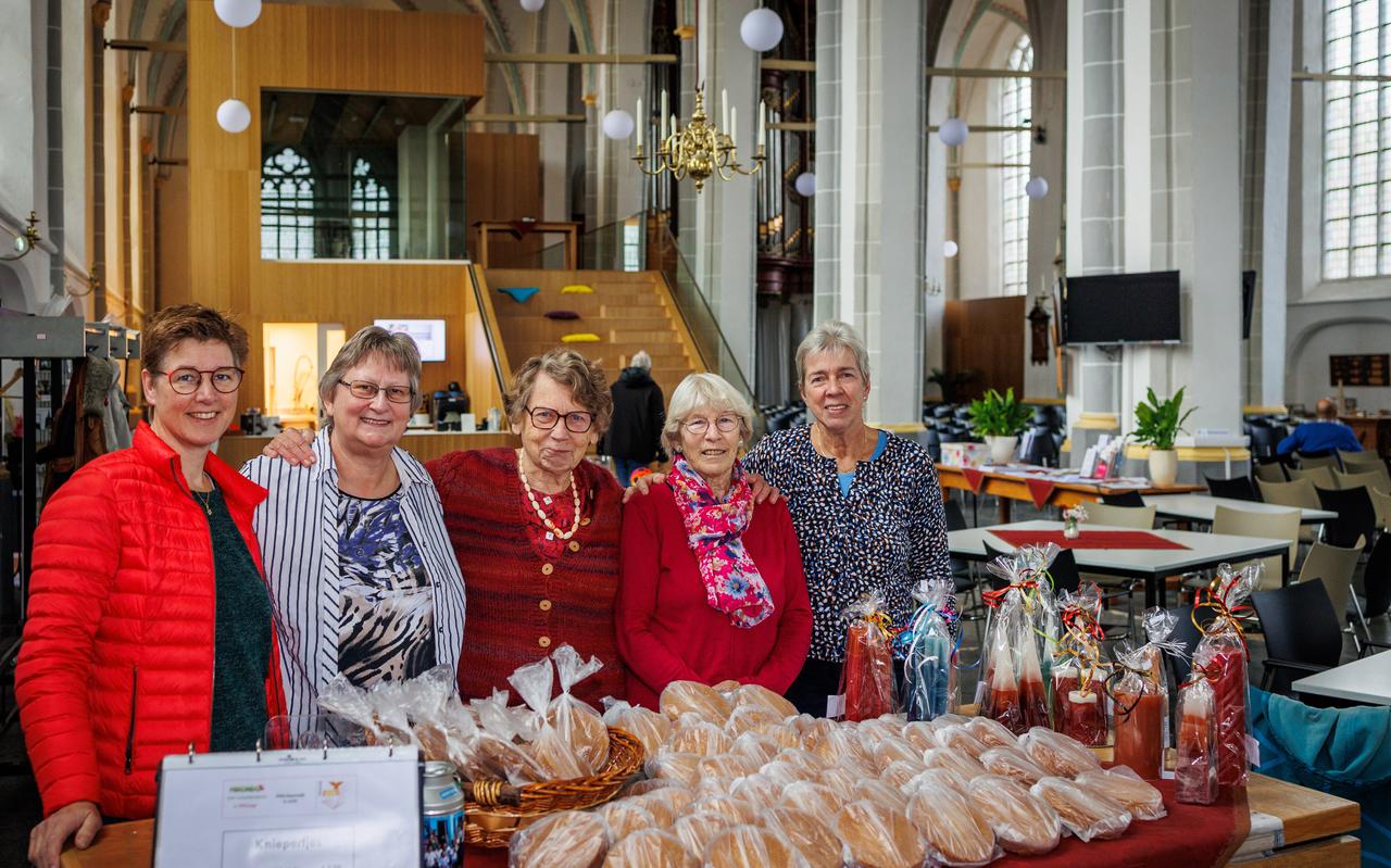Van links naar rechts: Alice Brus, Doetie Kruithof, Mieke Rang, Margriet Plomp en Klaasje Kroes bij een tafel met kniepertjes en kaarsen in de Grote kerk. Ze vormen de 'harde kern' van de bakgroep.