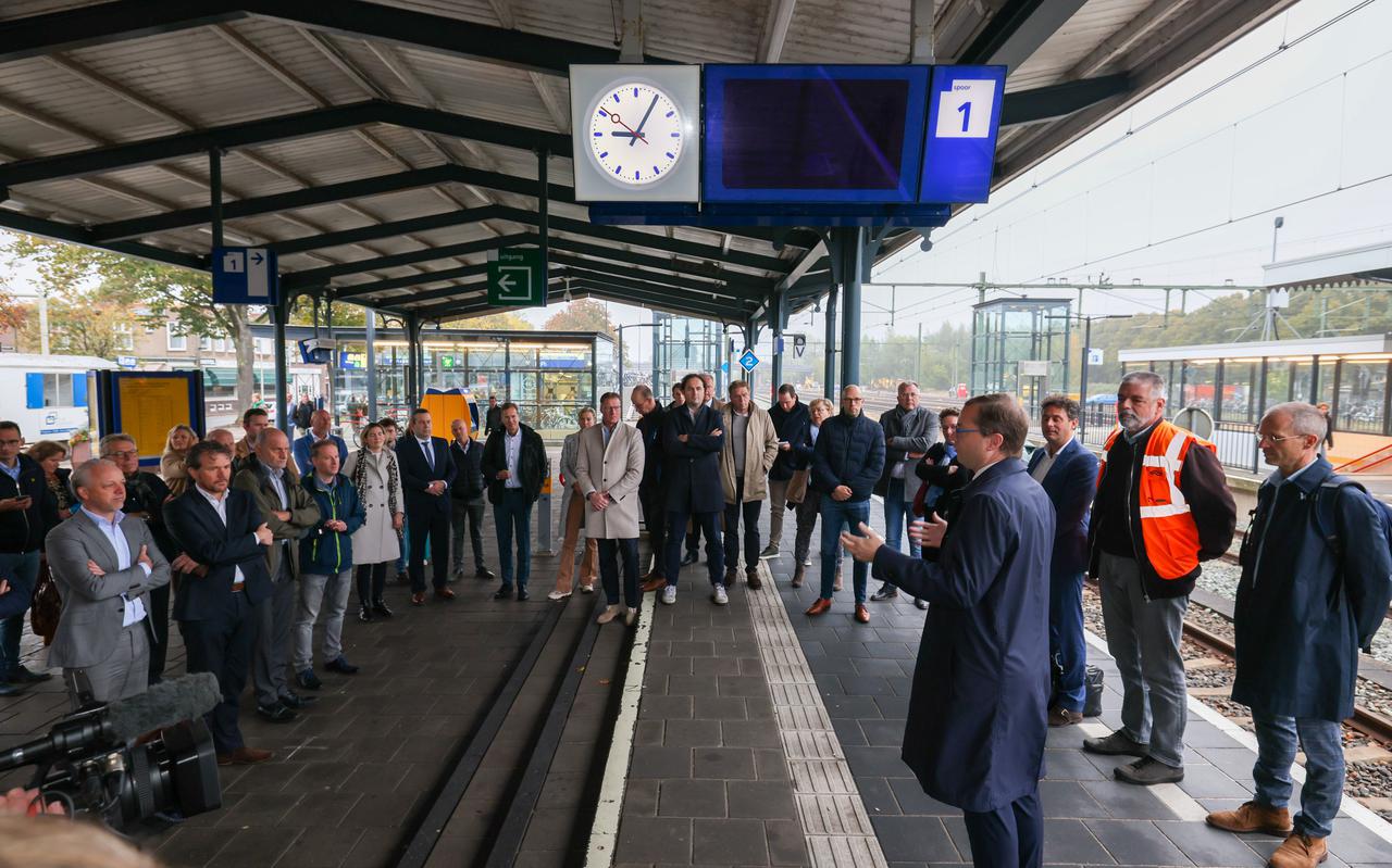 Burgemeester Richard Korteland ontvangt regionale en landelijke bestuurders op Station Meppel, een flessenhals waar zich dagelijks 75.000 reizigers doorheen moeten wurmen.