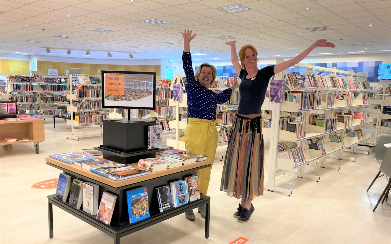 Annet Krol (l) en Lianne Wolbink vieren het 100-jarig bestaan van de openbare bibliotheek in Meppel.