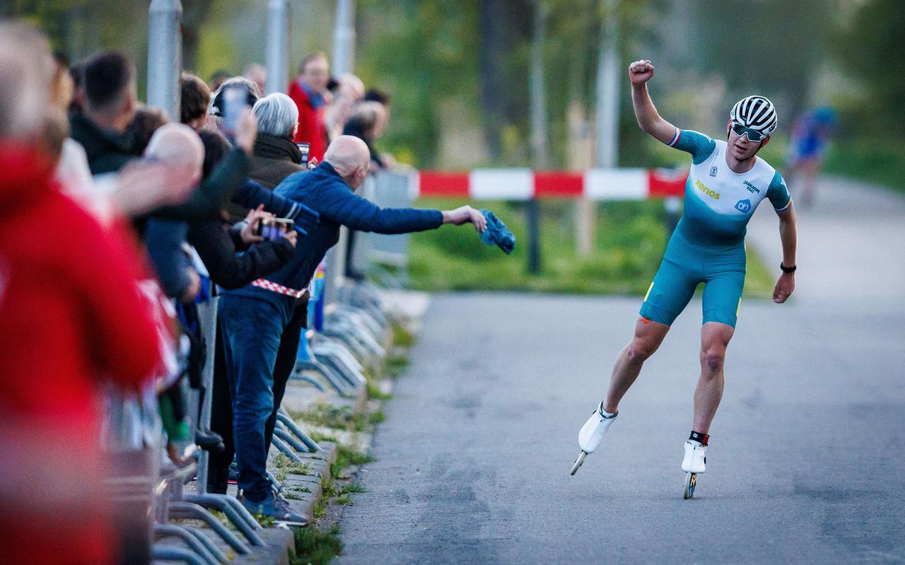 Jordy Harink viert alvast z'n feestje alvorens hij de finish in Nijeveen passeert. Jordy Harink viert alvast z'n feestje alvorens hij de finish in Nijeveen passeert.